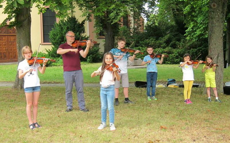 Kinder und Erwachsene mit Instrumenten beim Orientierungstag in der städtischen Musikschule. 