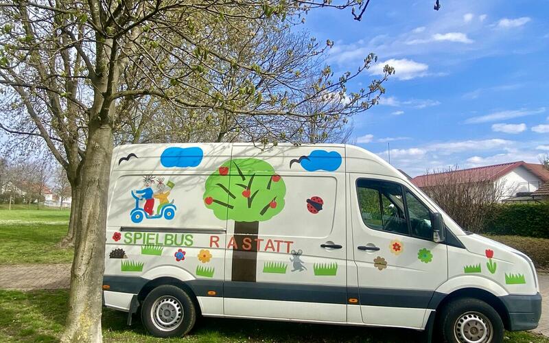 Spielbus der Kinder - und Jugendförderung Rastatt steht auf einem Spielplatz. 