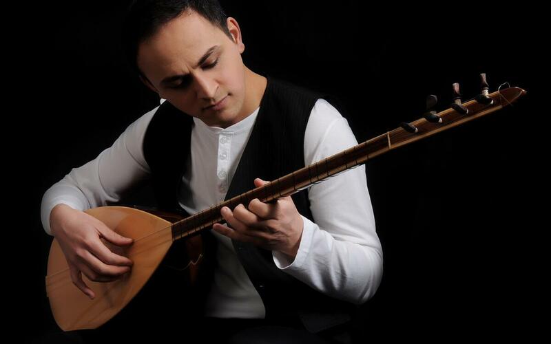 Künstlerfoto Murat Bay mit Bağlama in der Hand, Foto: Stadt Rastatt