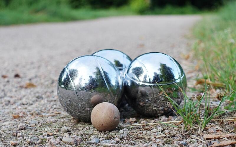 Metallkugeln mit Anspielball, die zum Boulespiel verwendet werden